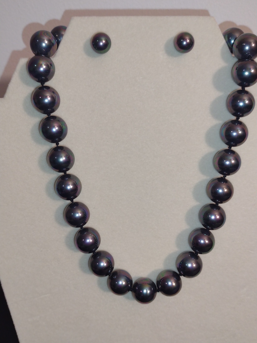 Lustrous Black Pearl Necklace with Matching Studs